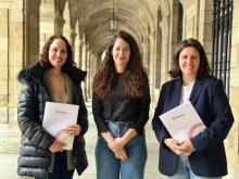 tenenta de alcaldesa, María Rozas, a presidenta da Cámara de Comercio, María Pais, e a secretaria xeral da Cámara, Rosa Mary Cardeso